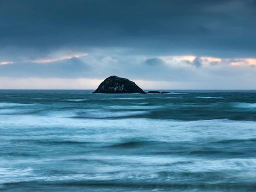 Wolken über einer Insel im Pazifischen Ozean