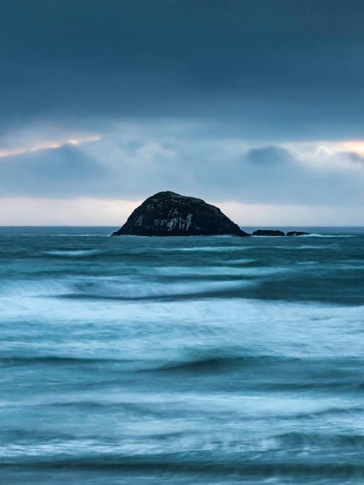 Wolken über einer Insel im Pazifischen Ozean