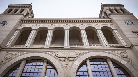 Blick auf das Kunstmuseum Hamburger Bahnhof von unten nach oben