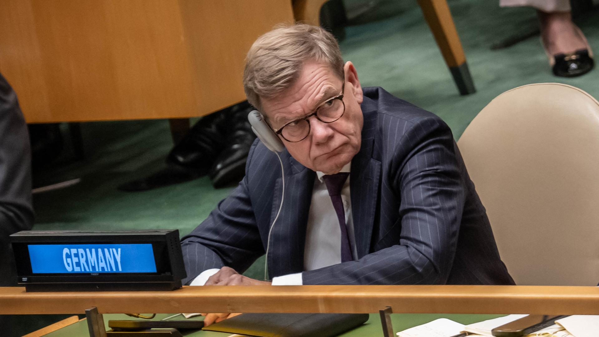 Johann Wadephul (CDU), Außenminister, verfolgt die Reden in der UN Generalversammlung bei der Vereinten Nationen.