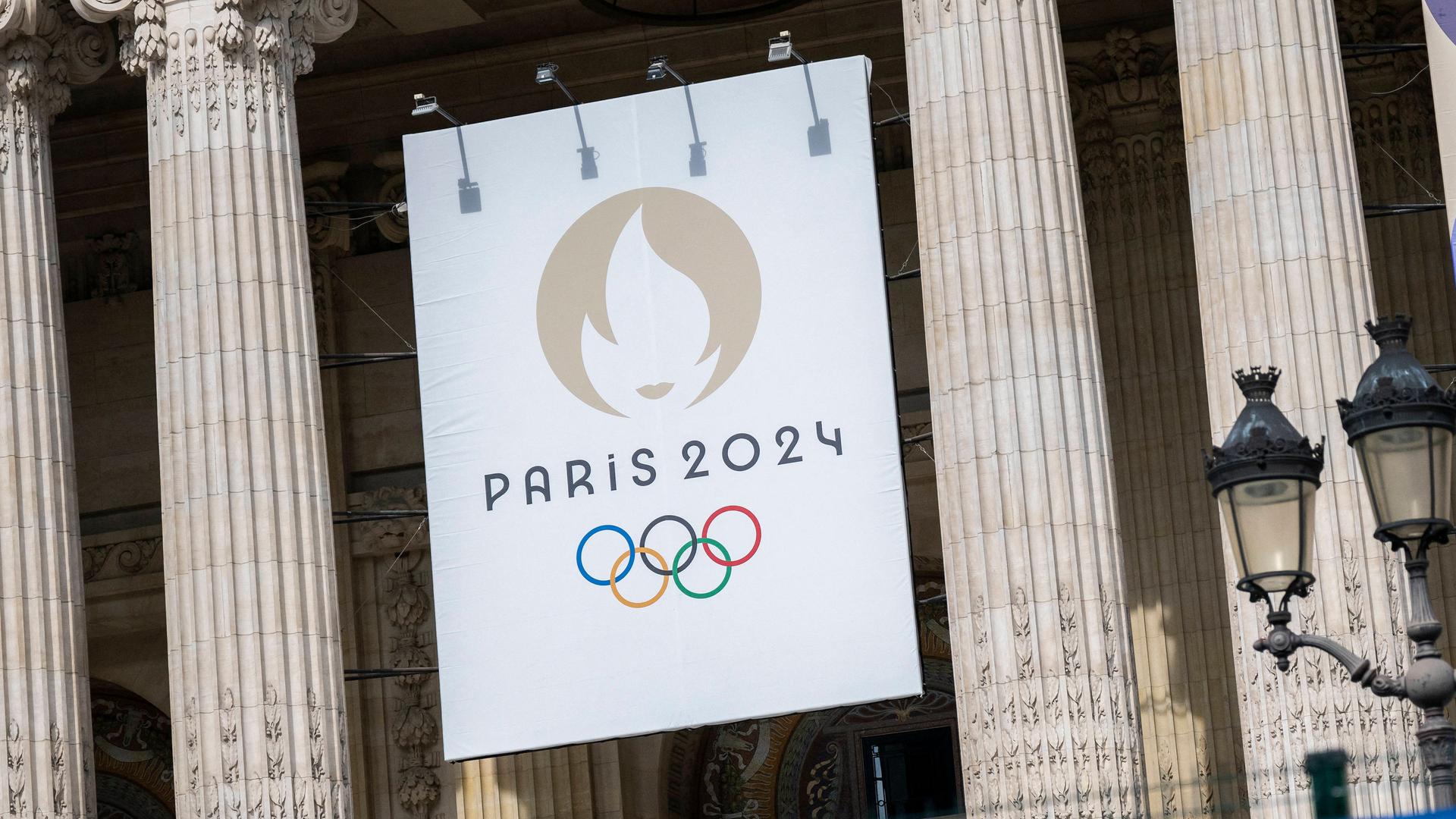 Das Logo der Olympischen Sommerspiele von Paris prangt auf einem Plakat.