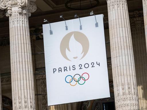 Das Logo der Olympischen Sommerspiele von Paris prangt auf einem Plakat.