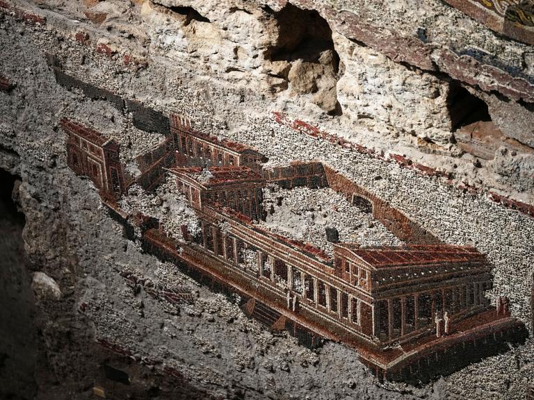 Ein Ausschnitt des restaurierten, 15 Meter langen antiken Wandmosaiks aus der Ausgrabungsstätte "The Painted City", das Ende der 1990er Jahre in den unterirdischen Anlagen entdeckt wurde.