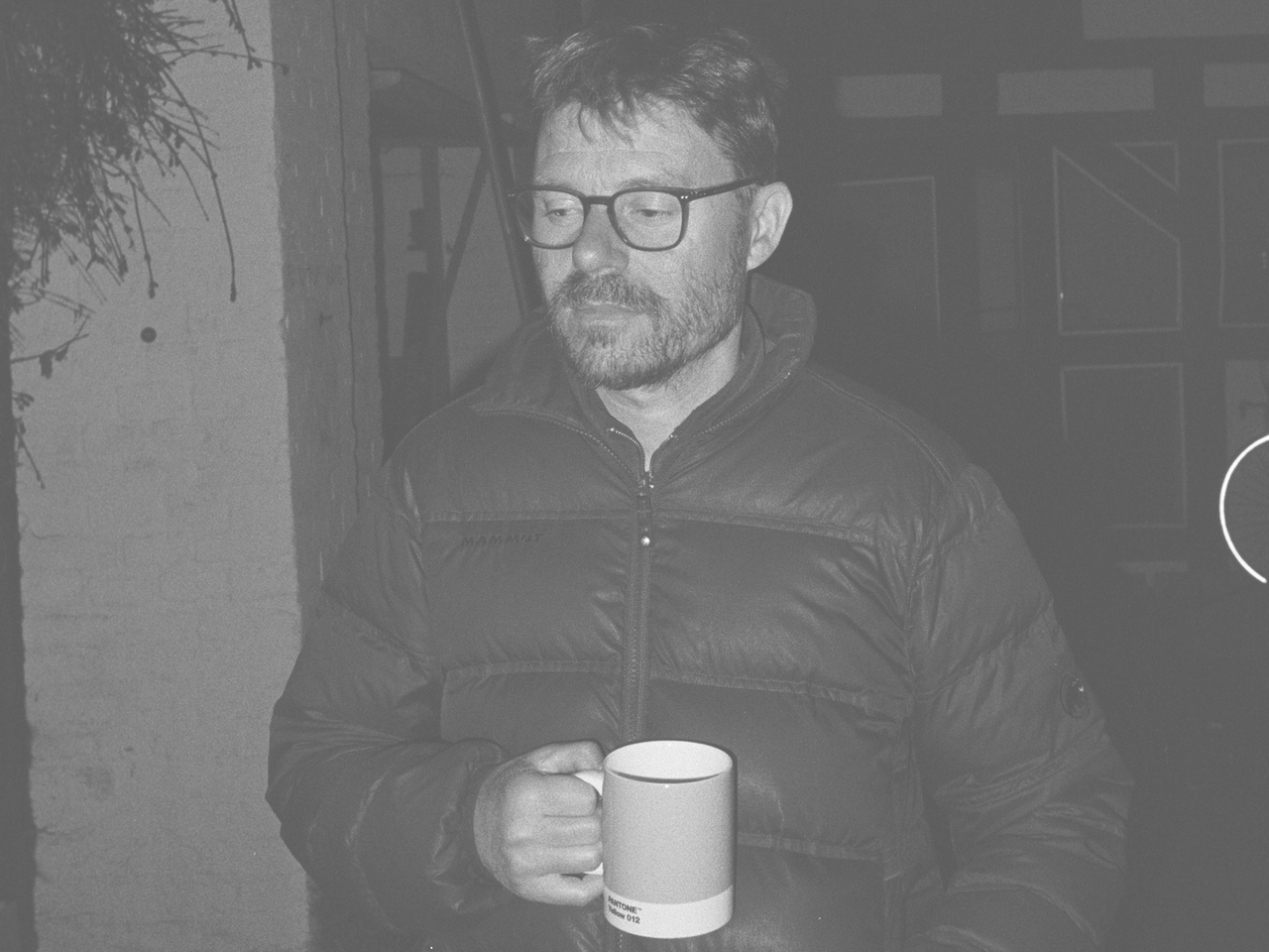 Professor Christoph Bangert mit einem Becher in der Hand Professor Christoph Bangert mit einem Becher in der Hand