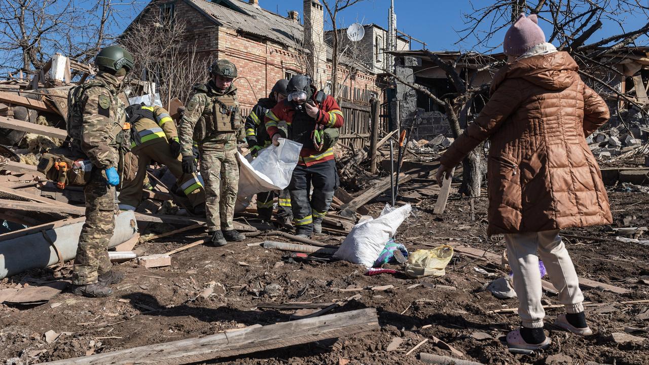 Ukrainische Rettungskräfte tragen nach einem russischen Bombardement der Stadt Kostiantynivka am 7. März 2025 eine Leiche, die in den Trümmern eines Hauses lag