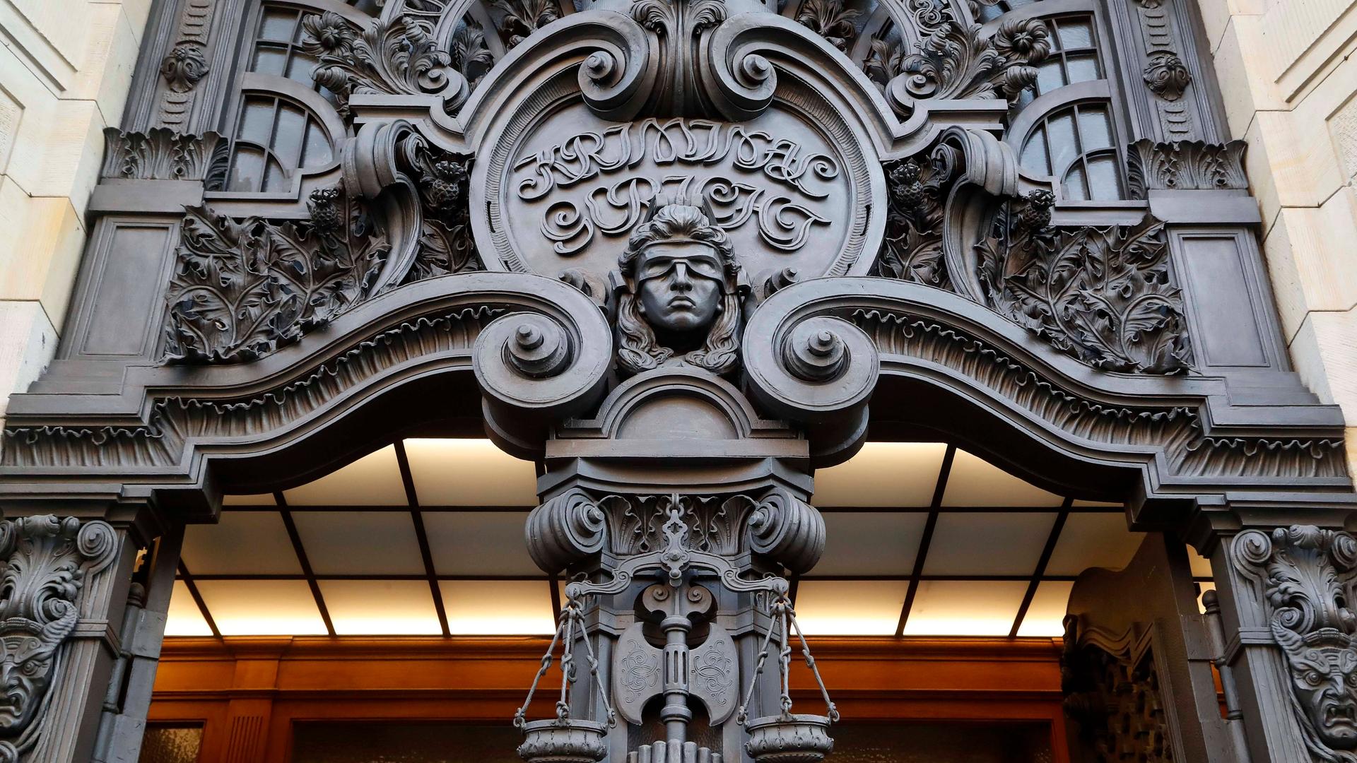 Landgericht Berlin, Kriminalgericht, Portal mit Justitia, Göttin der Gerechtigkeit, mit Augenbinde, Waage und Richtschwert.