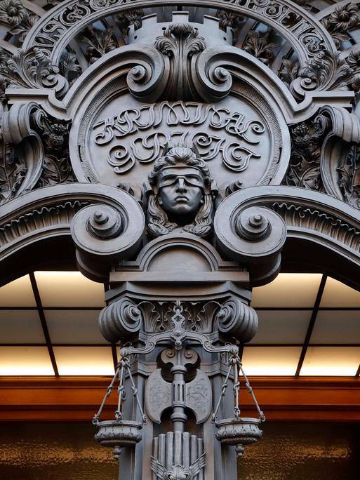 Landgericht Berlin, Kriminalgericht, Portal mit Justitia, Göttin der Gerechtigkeit, mit Augenbinde, Waage und Richtschwert.