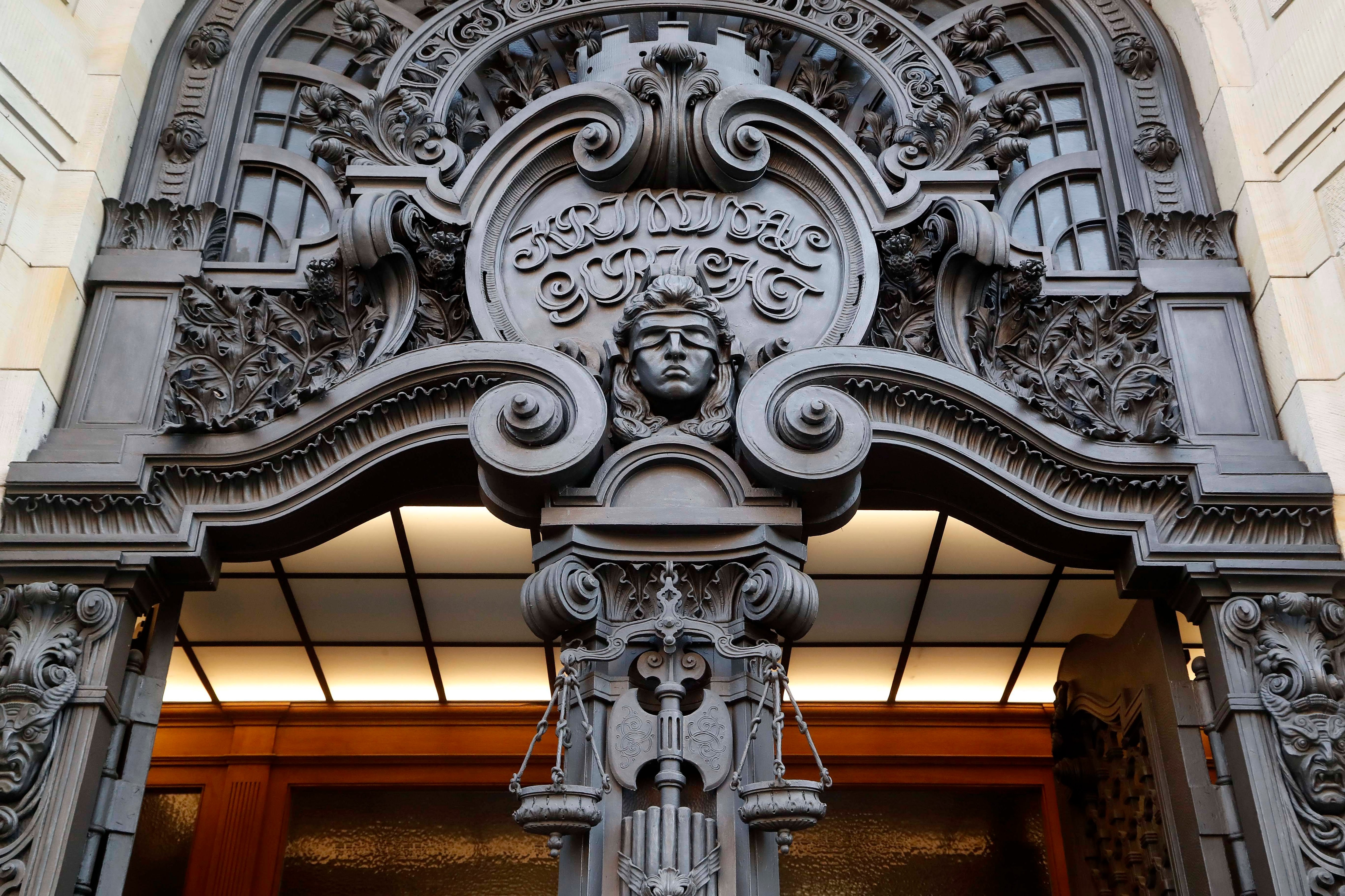 Landgericht Berlin, Kriminalgericht, Portal mit Justitia, Göttin der Gerechtigkeit, mit Augenbinde, Waage und Richtschwert.