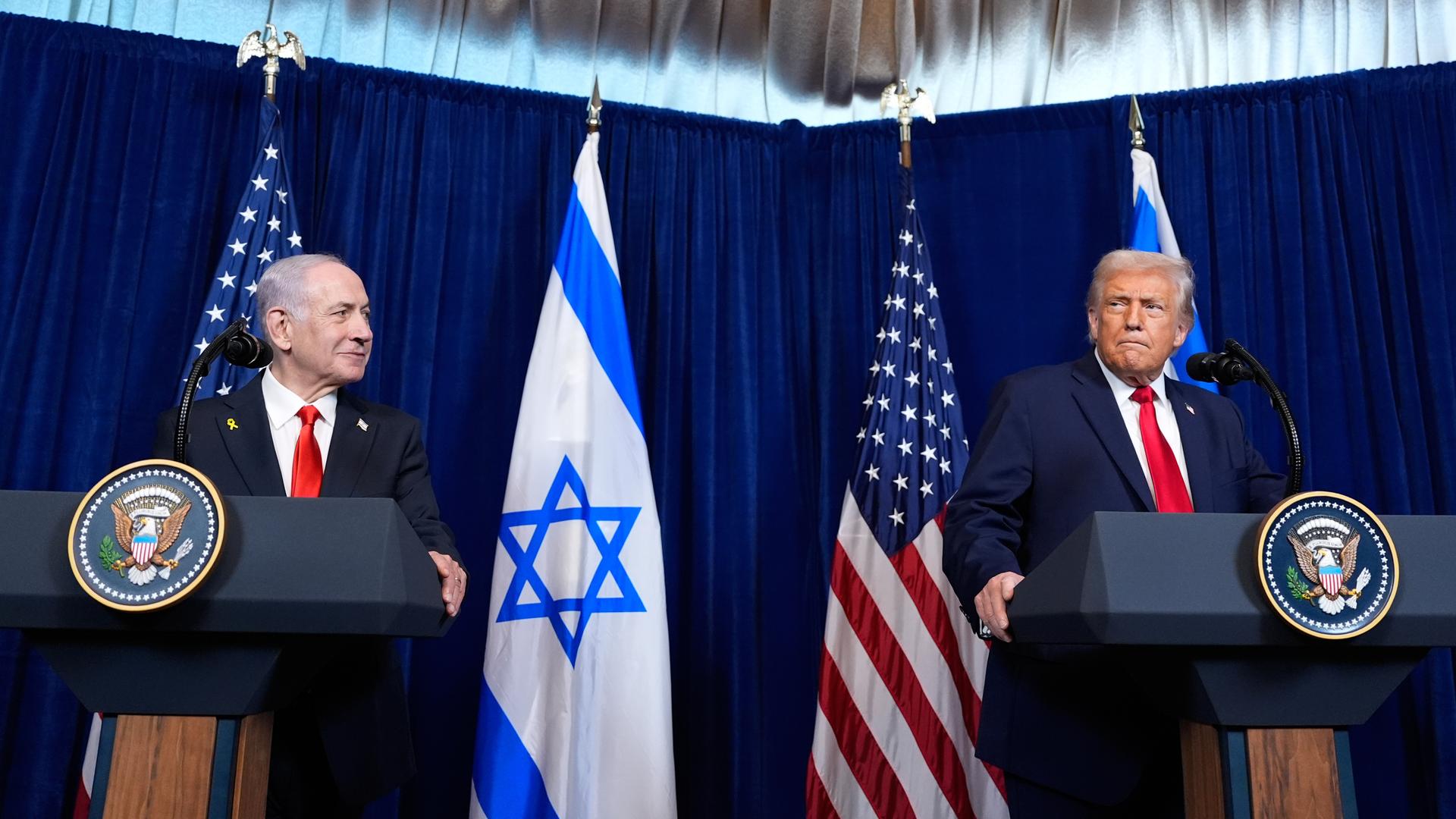 US-Präsident Donald Trump (r) und der israelische Ministerpräsident Benjamin Netanjahu sprechen während einer gemeinsamen Pressekonferenz in Mar-a-Lago.