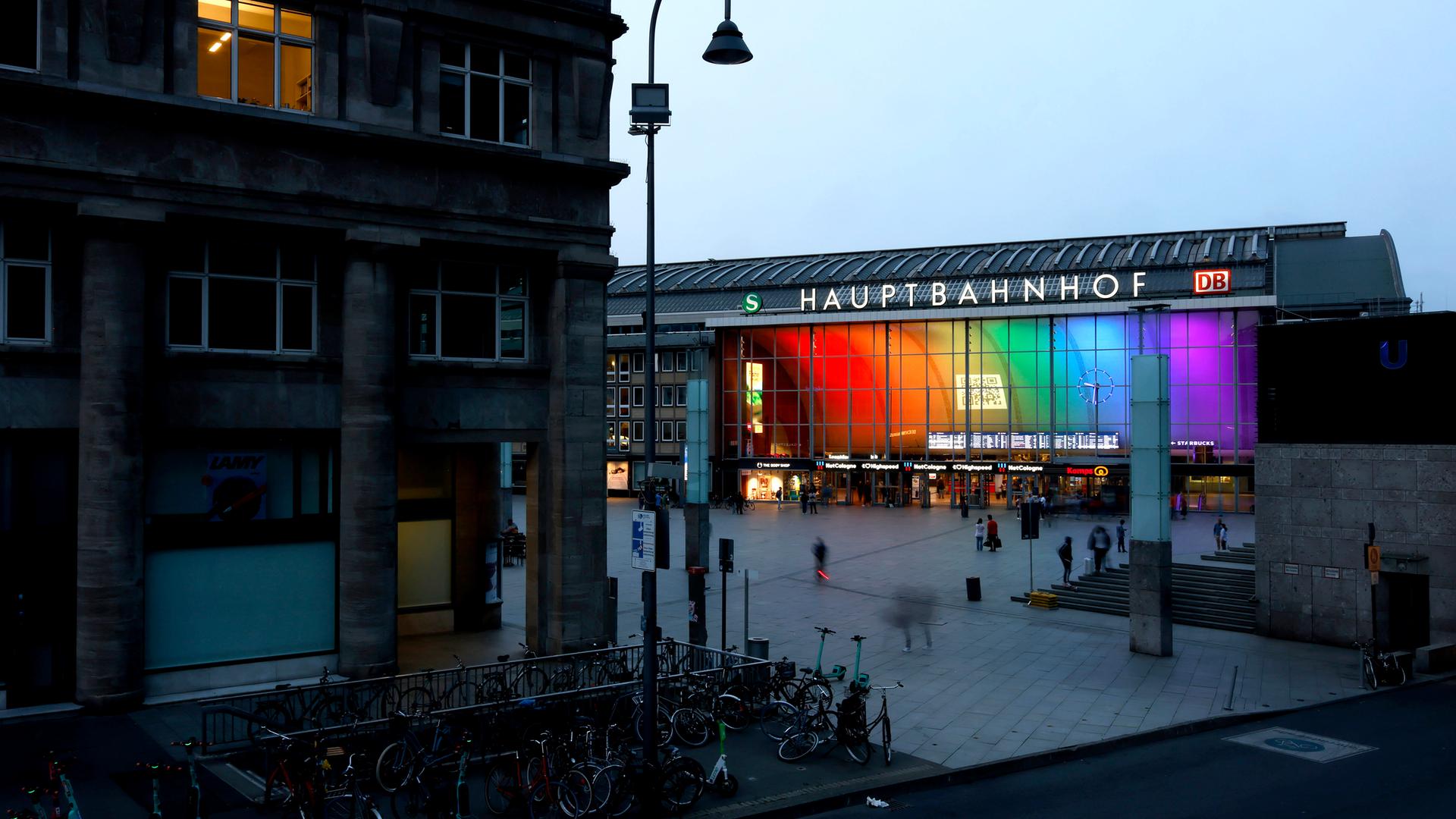 Der Kölner Hauptbahnhof ist zum Pride Month 2025 in Regenbogenfarben beleuchtet. Der Kölner Hauptbahnhof ist zum Pride Month 2025 in Regenbogenfarben beleuchtet.
