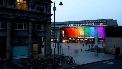 Der Kölner Hauptbahnhof ist zum Pride Month 2025 in Regenbogenfarben beleuchtet. 
