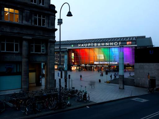 Der Kölner Hauptbahnhof ist zum Pride Month 2025 in Regenbogenfarben beleuchtet. 