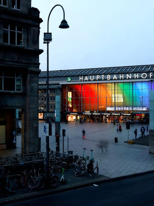 Der Kölner Hauptbahnhof ist zum Pride Month 2025 in Regenbogenfarben beleuchtet. 
