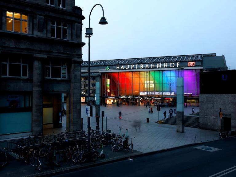 Der Kölner Hauptbahnhof ist zum Pride Month 2025 in Regenbogenfarben beleuchtet. 