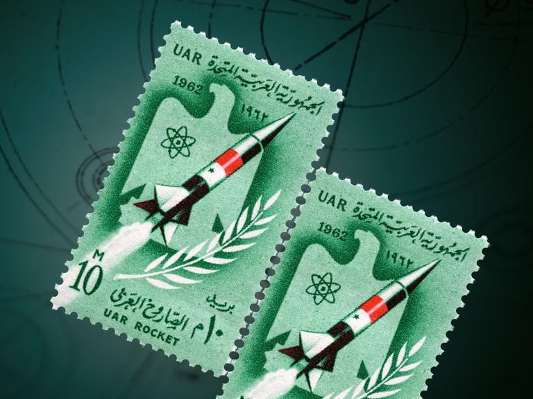 Briefmarken mit Raketen darauf auf grünem Grund