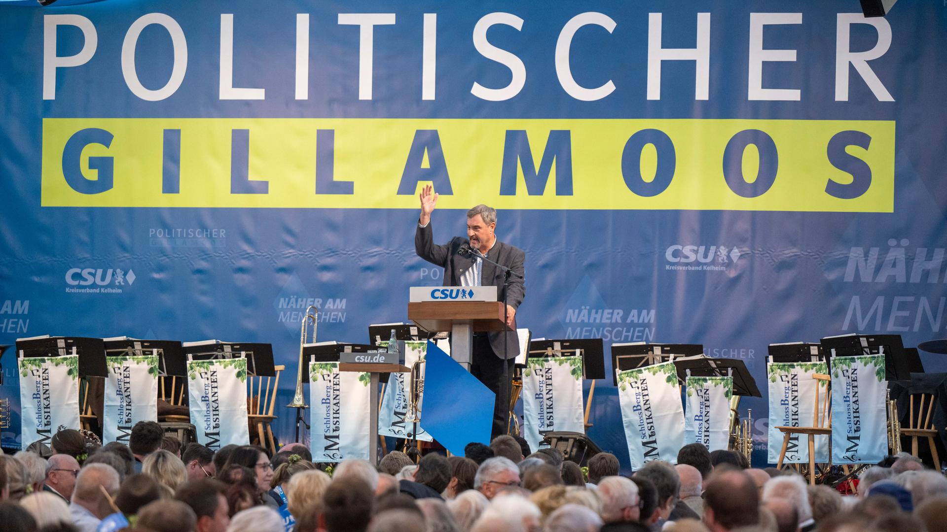 Markus Söder (CSU), Ministerpräsident von Bayern, steht beim Politischen Frühschoppen Gillamoos auf der Bühne. Markus Söder (CSU), Ministerpräsident von Bayern, steht beim Politischen Frühschoppen Gillamoos auf der Bühne.
