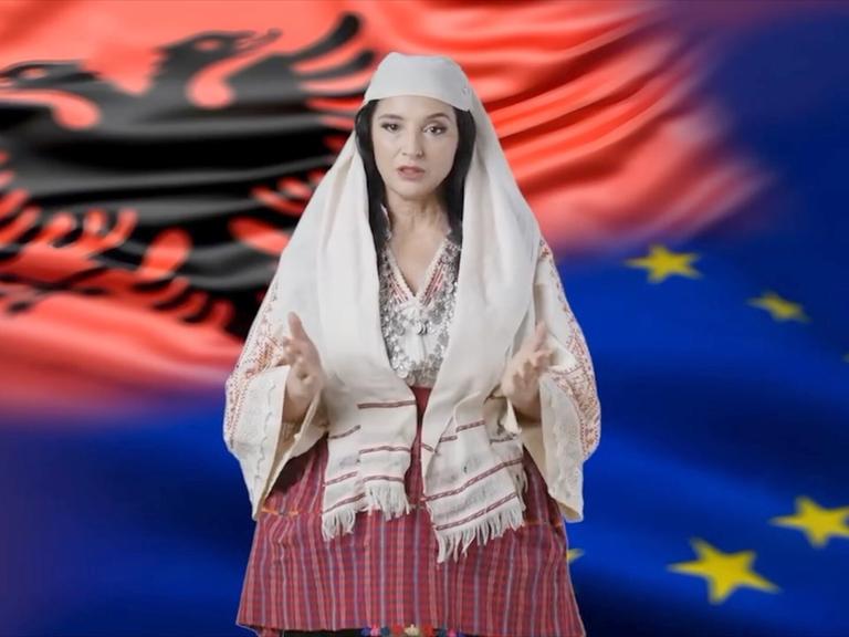 "Diella" ist eine KI-generierte Ministerin. Zu sehen ist eine junge Frau in traditioneller albanischer Tracht