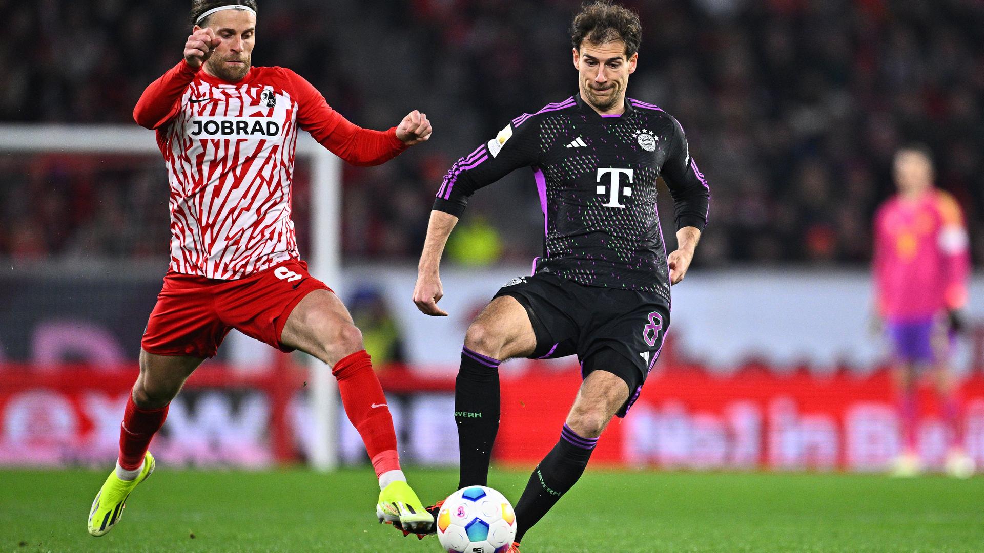 Freiburgs Lucas Höler und Münchens Leon Goretzka