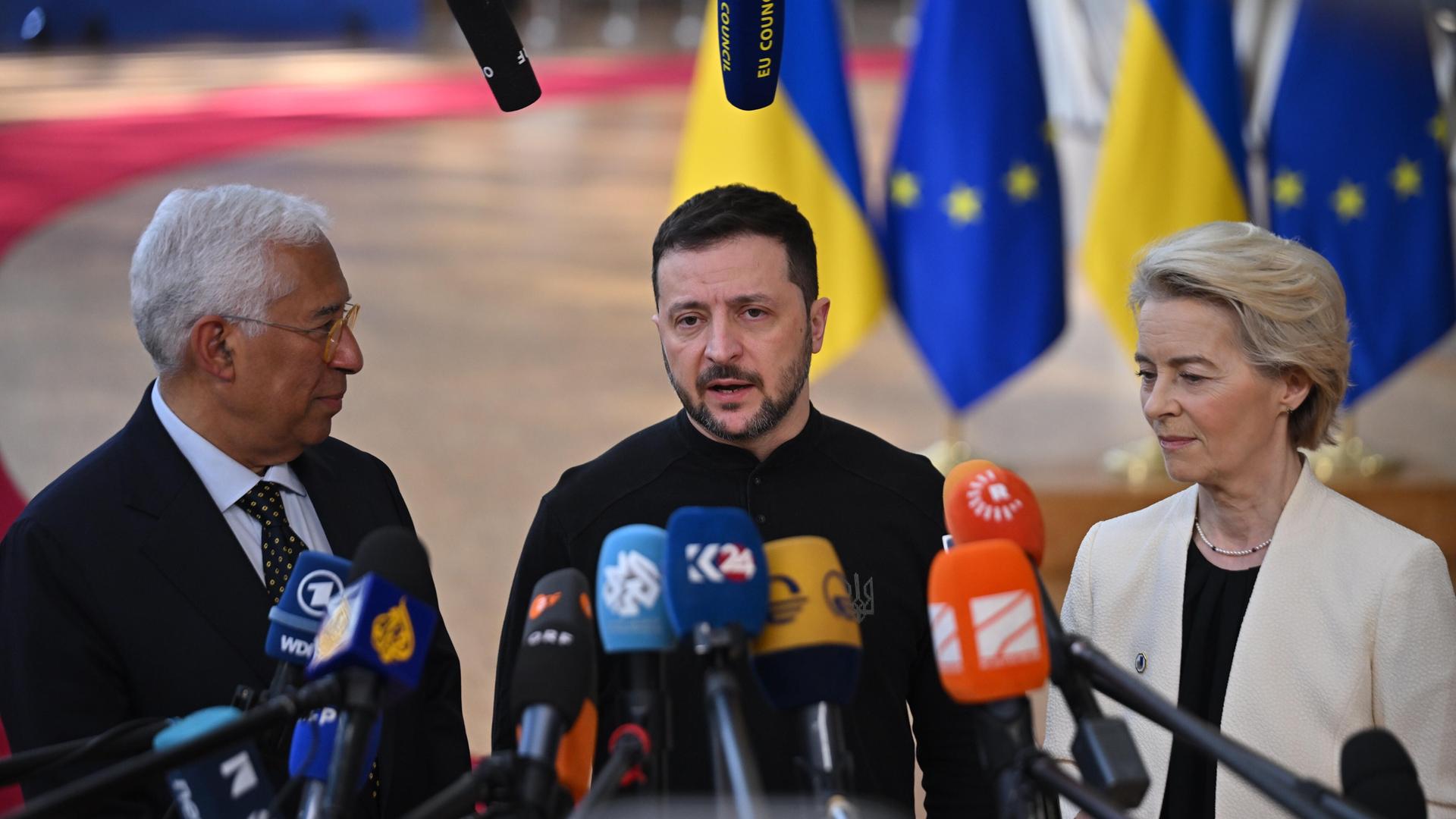 Antonio Costa, Wolodymyr Selenskyj und Ursula von der Leyen sprechen vor Mikrofonen beim EU-Sondergipfel in Brüssel