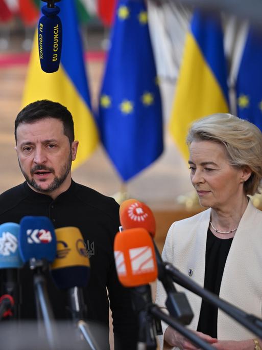 Antonio Costa, Wolodymyr Selenskyj und Ursula von der Leyen sprechen vor Mikrofonen beim EU-Sondergipfel in Brüssel