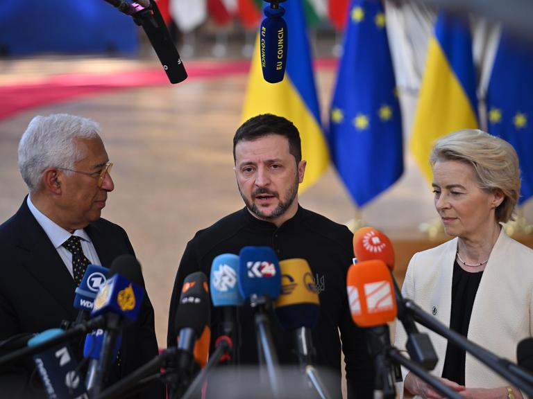 Antonio Costa, Wolodymyr Selenskyj und Ursula von der Leyen sprechen vor Mikrofonen beim EU-Sondergipfel in Brüssel