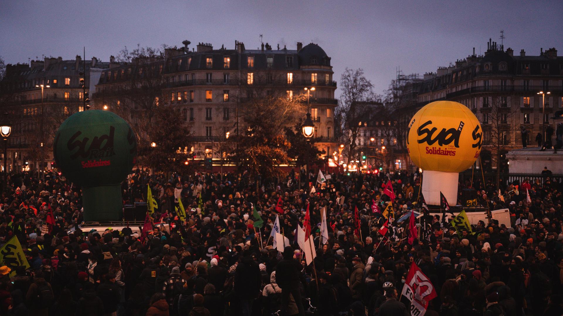 Geeint wie selten stehen die Gewerkschaften in Frankreich zusammen - und mobilisieren ihre Mitglieder im Protest gegen die geplante schrittweise Erhöhung des Renteneintrittalters von 62 auf 64 Jahre, hier bei einer Demontration in Paris am 19.1.2023