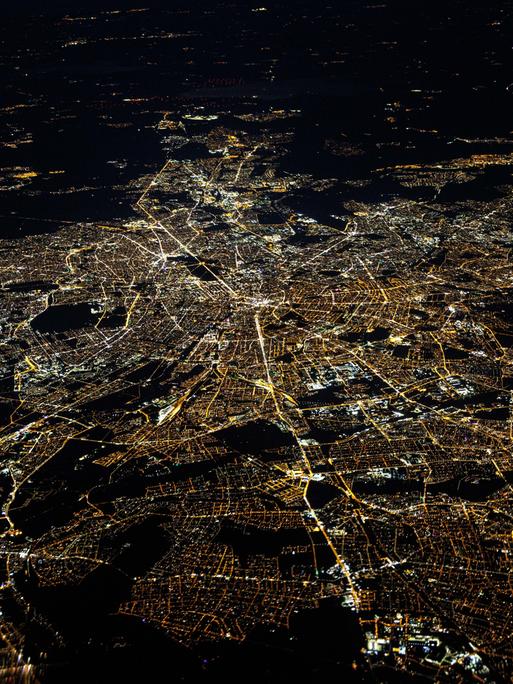 Die Bundeshauptstadt Berlin mit dem Berliner Fernsehturm in der Bildmitte, aufgenommen am 25.02.2024 aus einem Flugzeugfenster. 
