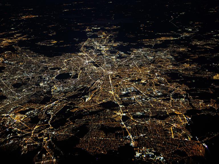 Die Bundeshauptstadt Berlin mit dem Berliner Fernsehturm in der Bildmitte, aufgenommen am 25.02.2024 aus einem Flugzeugfenster. 