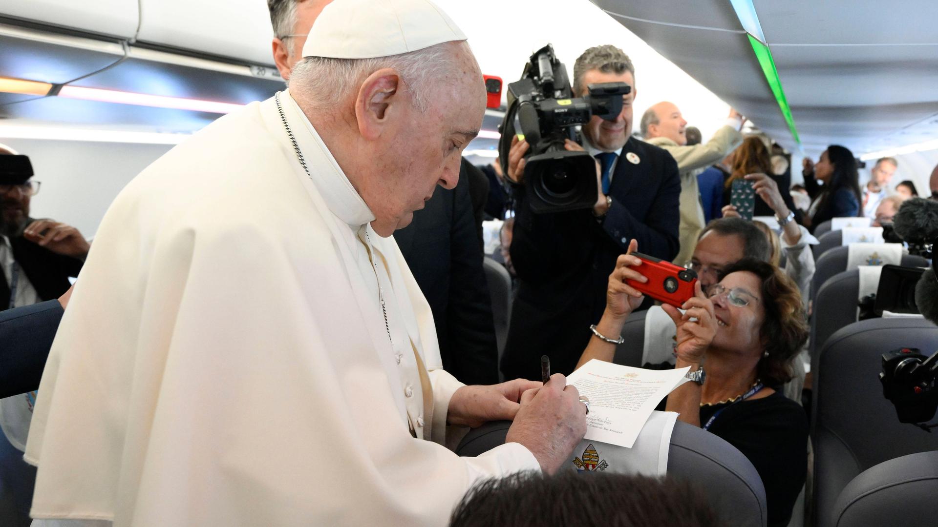 Papst Franziskus spricht an Bord seines Flugzeugs mit Journalisten Papst Franziskus spricht an Bord seines Flugzeugs mit Journalisten