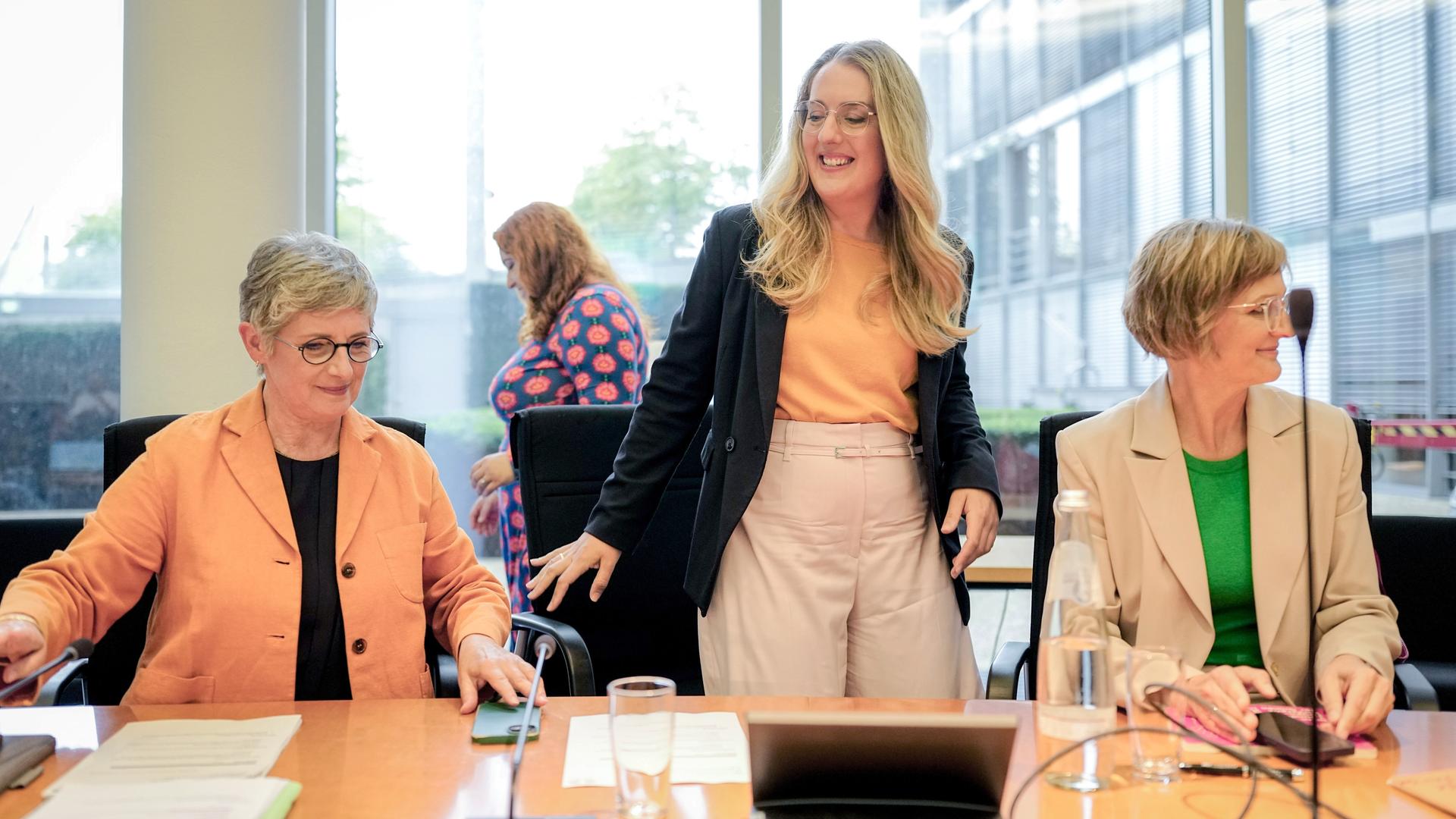 Die Grünen-Fraktionsvorsitzenden Britta Haßelmann (li.), Katharina Dröge (Mi.) und Co-Parteichefin Franziska Brantner bei der Klausur des Fraktionsvorstandes am 2.9.2025.