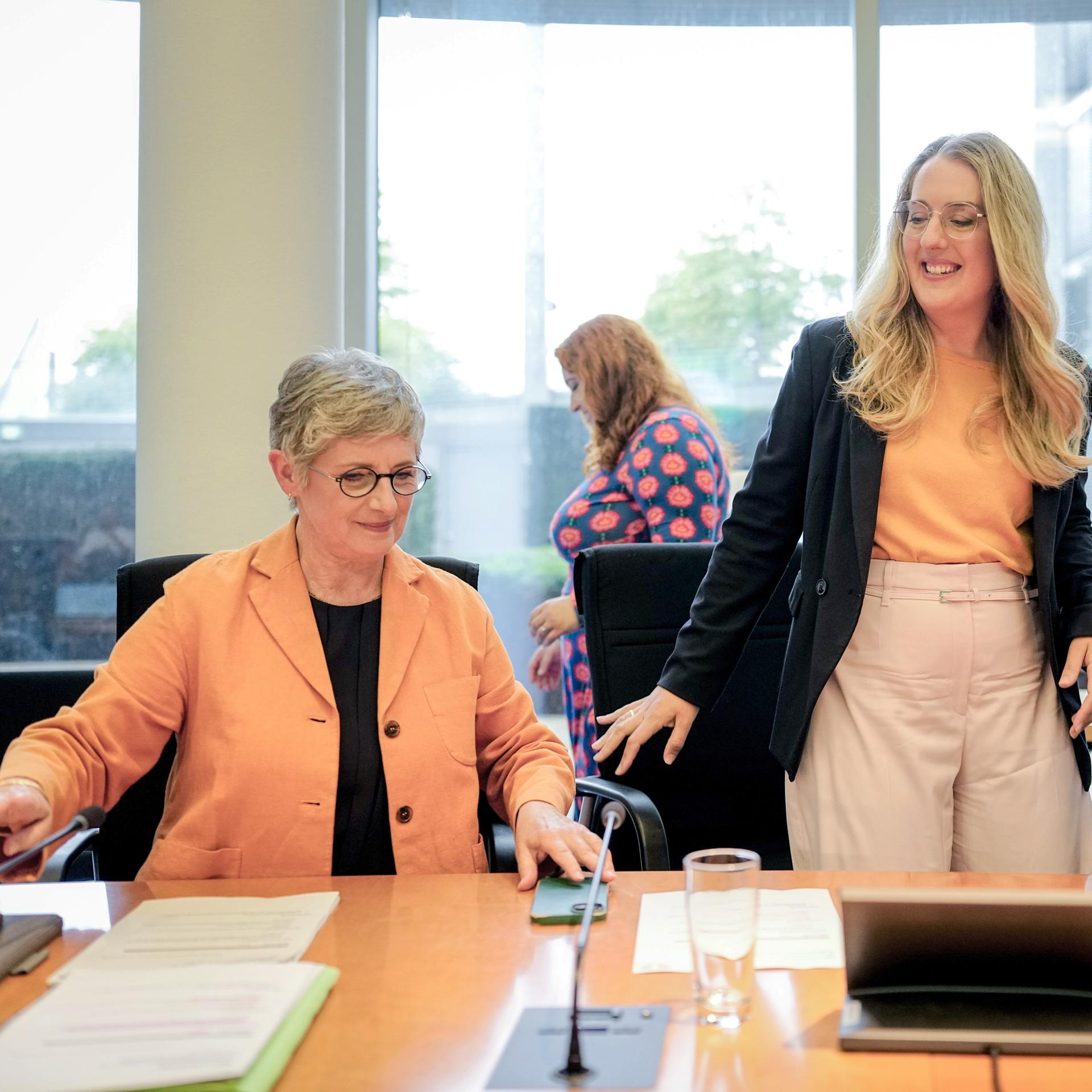 Die Grünen-Fraktionsvorsitzenden Britta Haßelmann (li.), Katharina Dröge (Mi.) und Co-Parteichefin Franziska Brantner bei der Klausur des Fraktionsvorstandes am 2.9.2025.