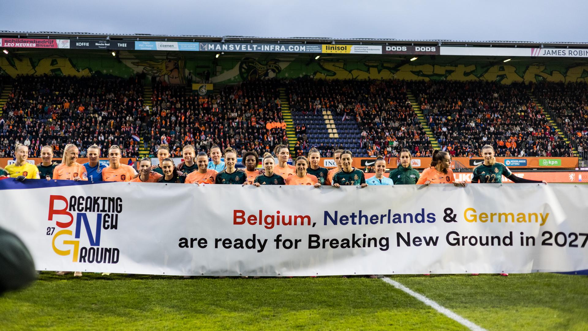 Spielerinnen präsentieren ein Banner zur Bewerbung der WM Bewerbung 2027 vor dem Freundschaftsspiel Niederlande gegen Deutschland.