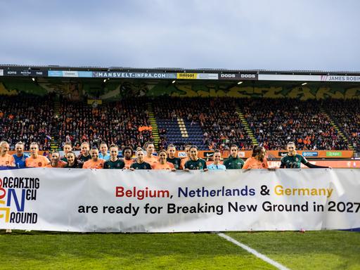 Spielerinnen präsentieren ein Banner zur Bewerbung der WM Bewerbung 2027 vor dem Freundschaftsspiel Niederlande gegen Deutschland.