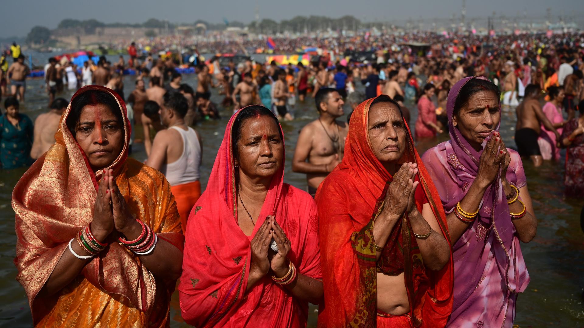 Gläubige beim Pilgerfest Kumbh Mela in Indien