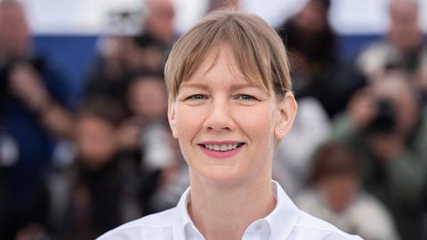 Sandra Hüller in weißem Hemd schaut in die Kamera