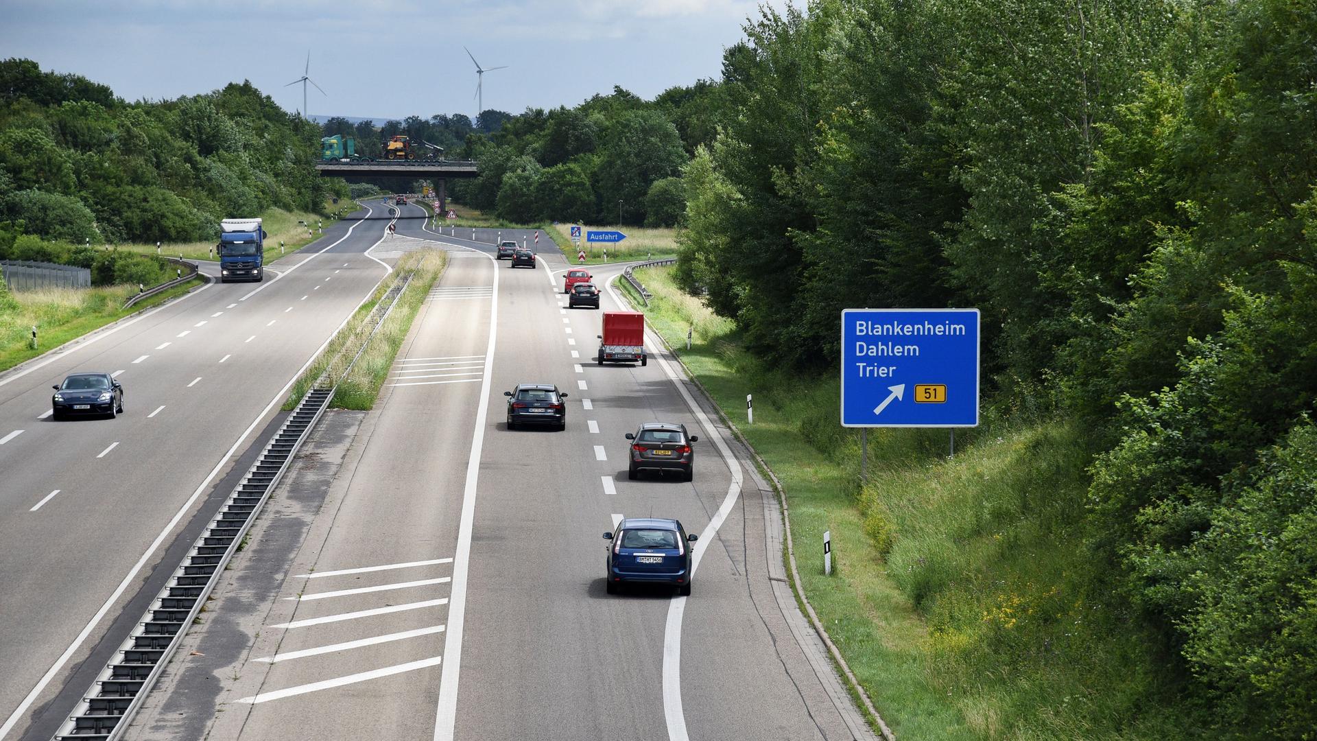 Schilder weisen auf das Ende der Autobahn A1 bei Blankenheim hin. Die 24 Kilometer große Lücke der A1 zwischen Blankenheim und Kelberg in der Eifel soll geschlossen werden.