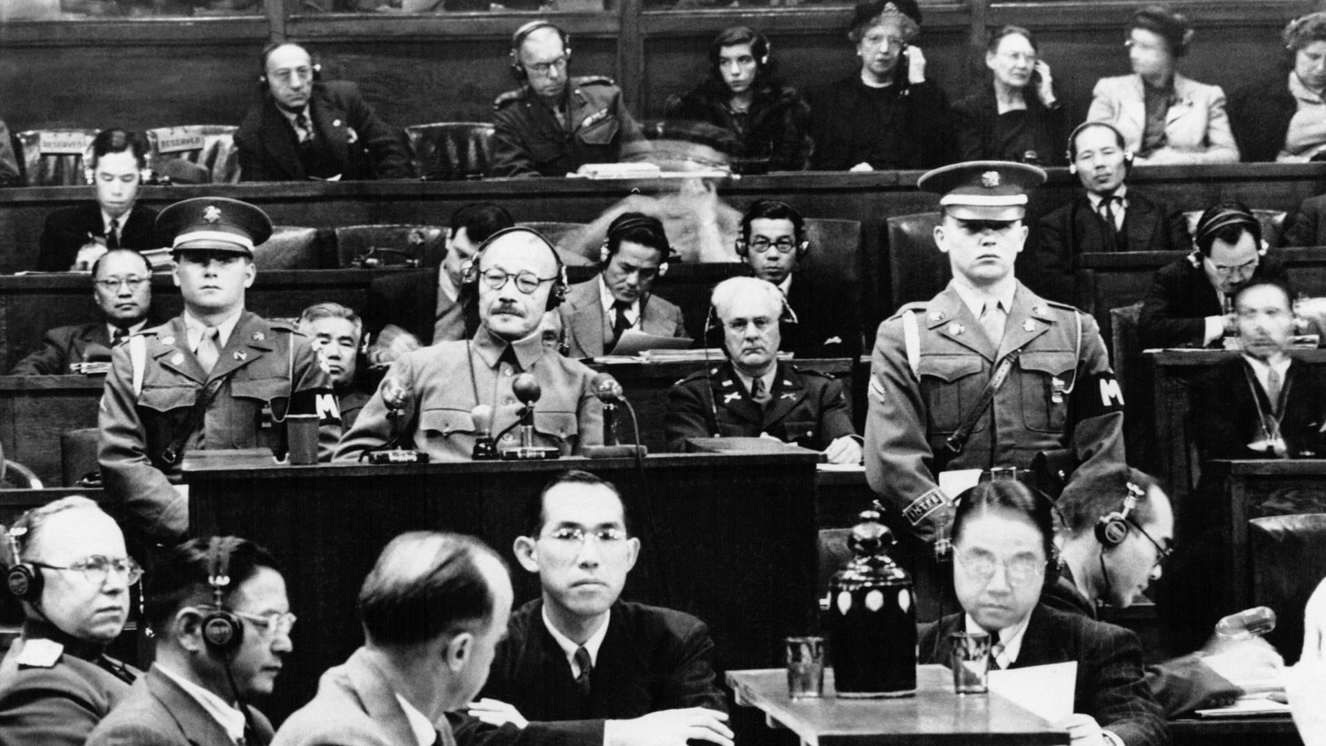 General Tōjō Hideki während seines Prozesses wegen Kriegsverbrechen des japanischen Kaiserreichs vor den Internationalen Militärgerichtshof für den Fernen Osten am 19. Januar 1948 in Tokio, Japan. 