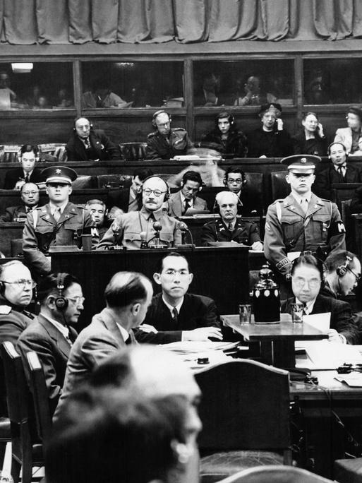General Tōjō Hideki während seines Prozesses wegen Kriegsverbrechen des japanischen Kaiserreichs vor den Internationalen Militärgerichtshof für den Fernen Osten am 19. Januar 1948 in Tokio, Japan. 