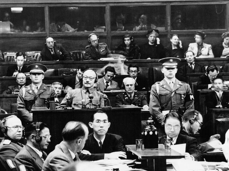 General Tōjō Hideki während seines Prozesses wegen Kriegsverbrechen des japanischen Kaiserreichs vor den Internationalen Militärgerichtshof für den Fernen Osten am 19. Januar 1948 in Tokio, Japan. 