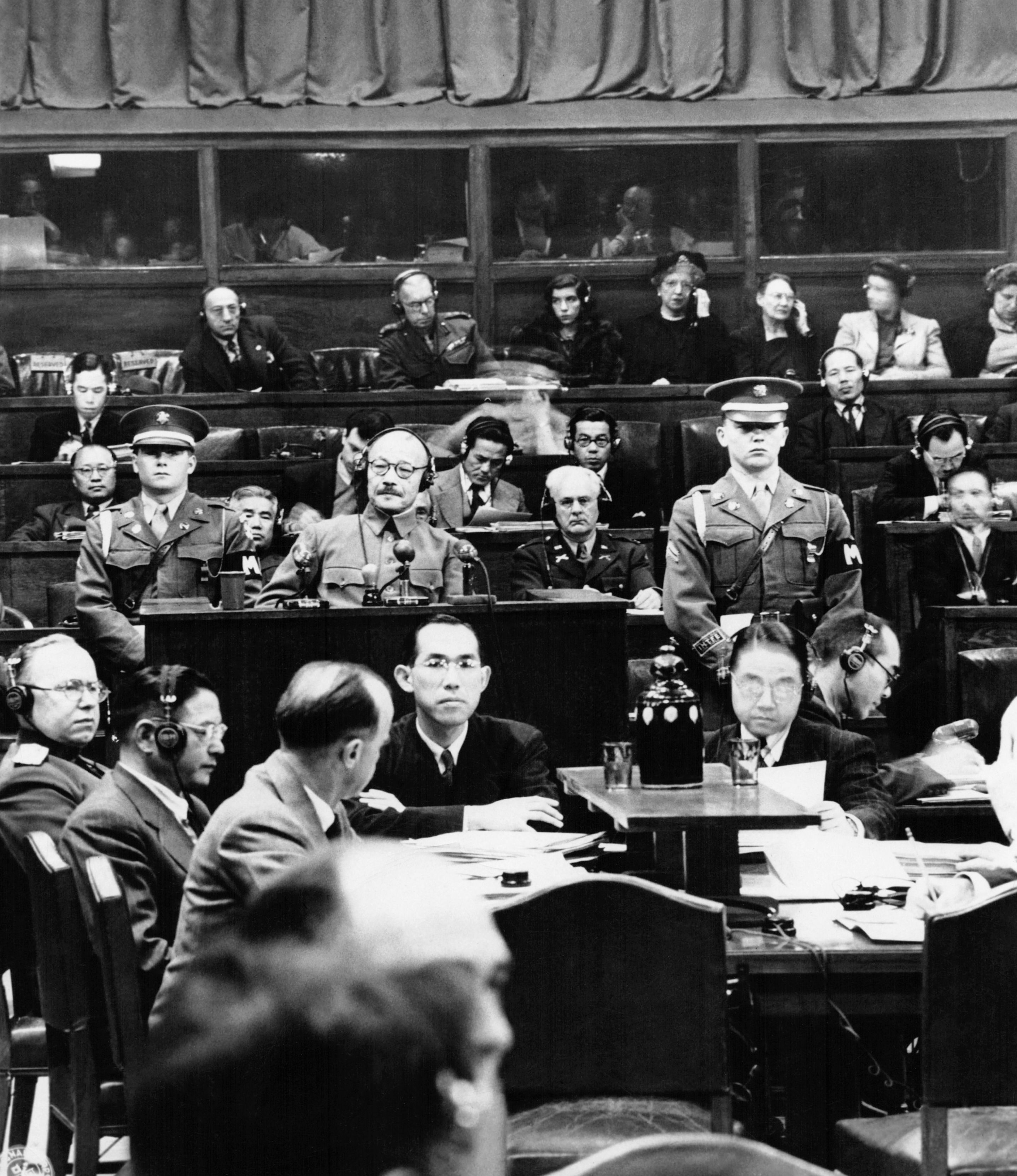 General Tōjō Hideki während seines Prozesses wegen Kriegsverbrechen des japanischen Kaiserreichs vor den Internationalen Militärgerichtshof für den Fernen Osten am 19. Januar 1948 in Tokio, Japan. General Tōjō Hideki während seines Prozesses wegen Kriegsverbrechen des japanischen Kaiserreichs vor den Internationalen Militärgerichtshof für den Fernen Osten am 19. Januar 1948 in Tokio, Japan.