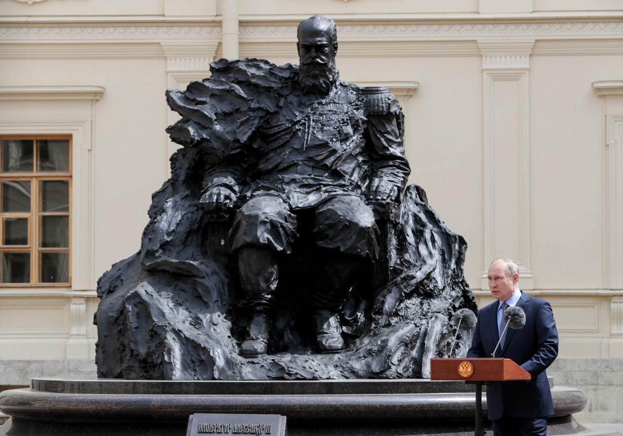 Wladimir Putin bei der Einweihung eines Denkmals für Zar Alexander III. bei Sankt im Jahr 2021