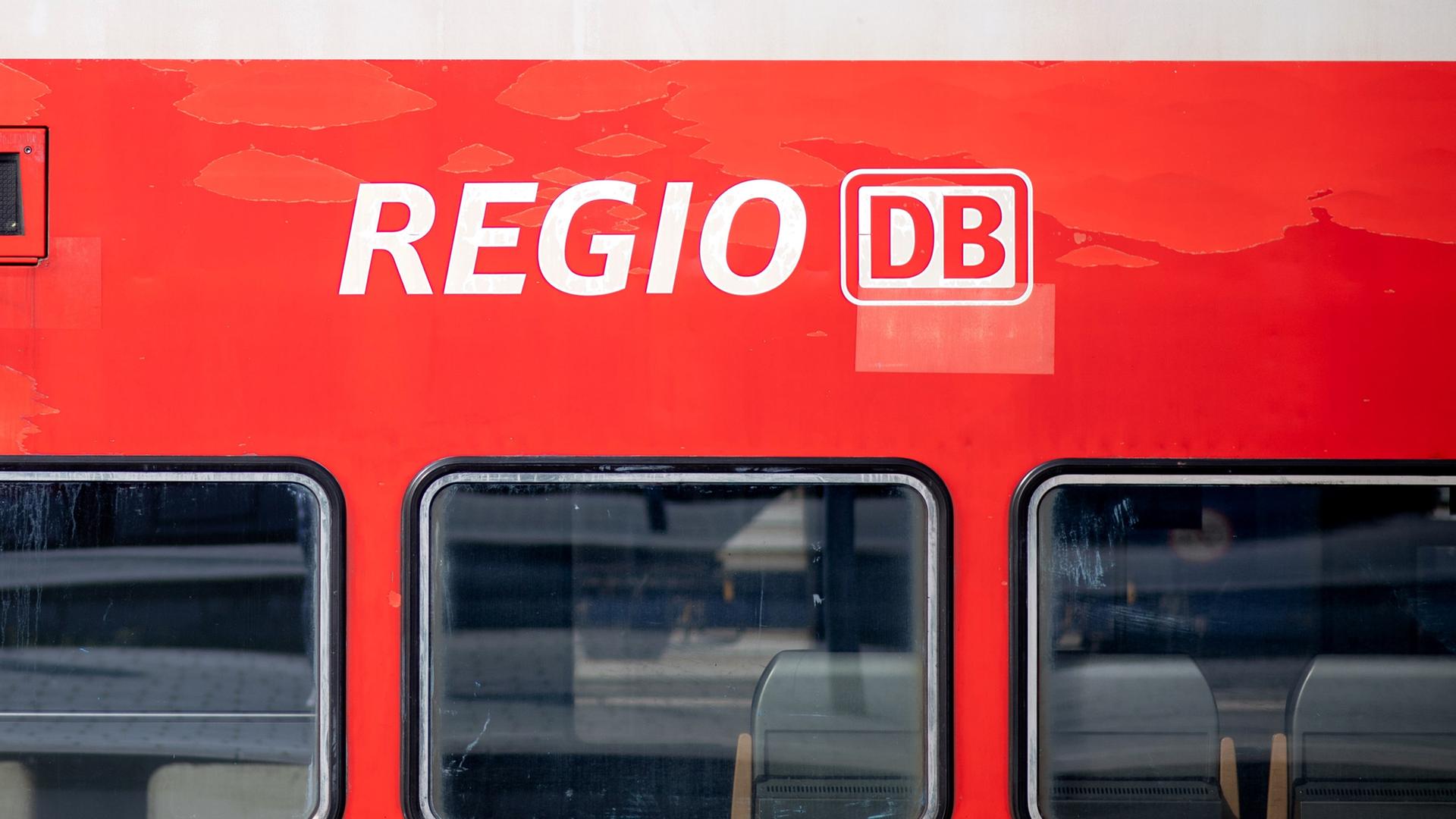 Ein Regional-Express (RE) der Deutschen Bahn (DB) steht im Hauptbahnhof auf einem Gleis. Die Lokführergewerkschaft GDL hatte ihre Mitglieder zum Streik bei der Deutschen Bahn aufgerufen.