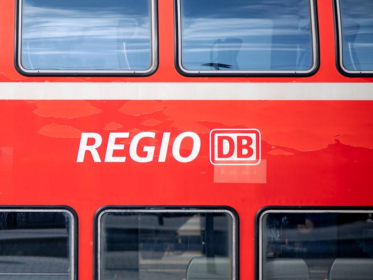 Ein Regional-Express (RE) der Deutschen Bahn (DB) steht im Hauptbahnhof auf einem Gleis. Die Lokführergewerkschaft GDL hatte ihre Mitglieder zum Streik bei der Deutschen Bahn aufgerufen.