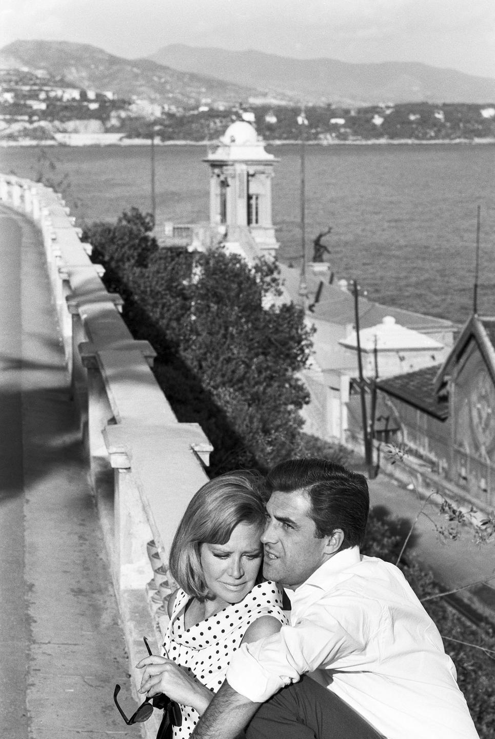 Ein Mann umarmt eine Frau, beide lehnen an einer Mauer: Hildegard Knef und Ehemann David Cameron.