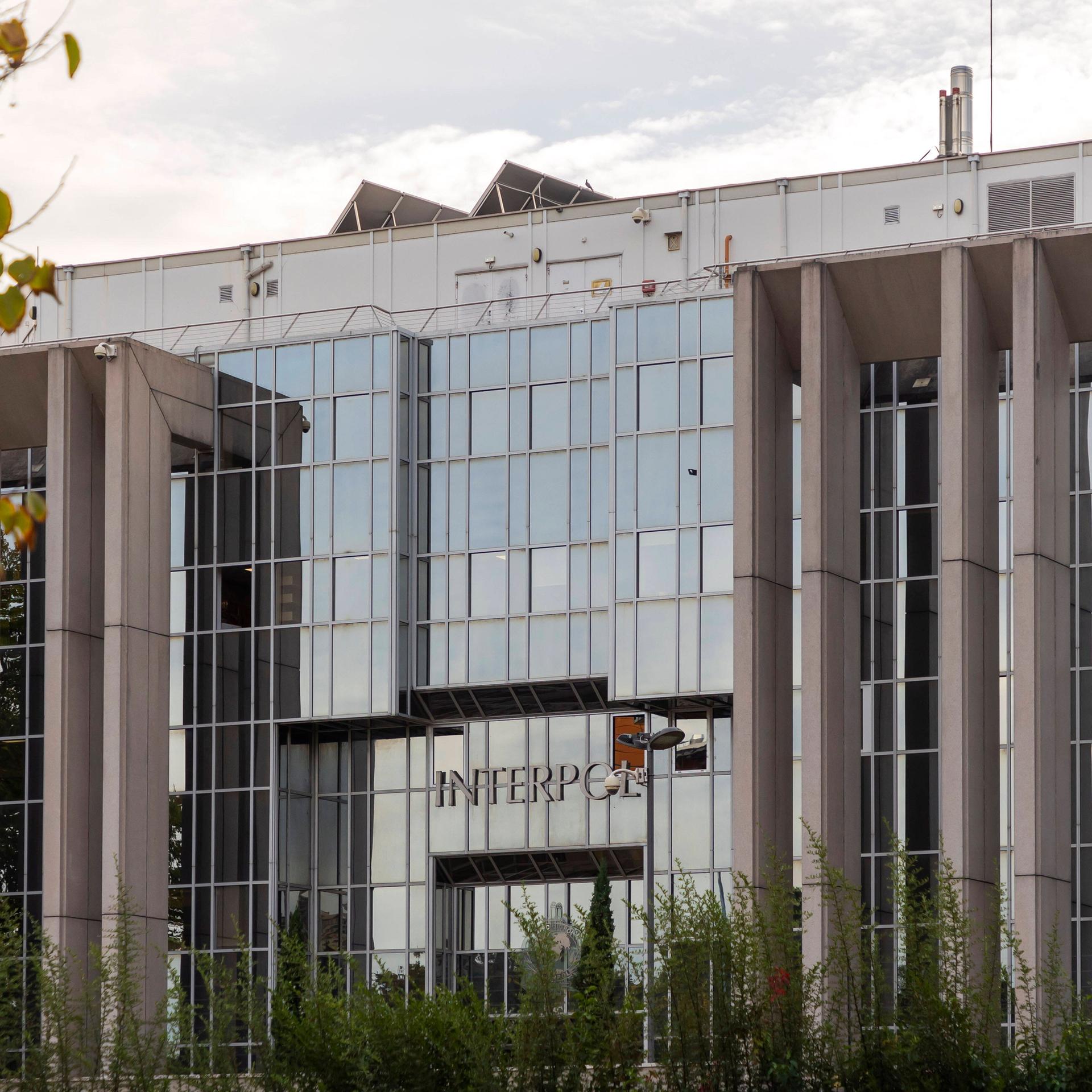 Fassade der Zentrale der Organisation Interpol in Lyon.