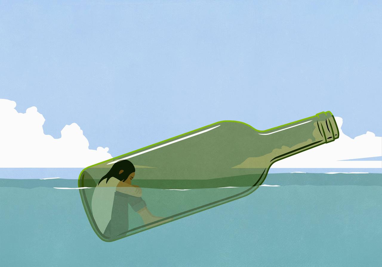 Im Meer schwimmt eine leere Weinflasche in der zusammen gekauert eine Person sitzt, die ihre Arme um die Beine geschlungen hat.