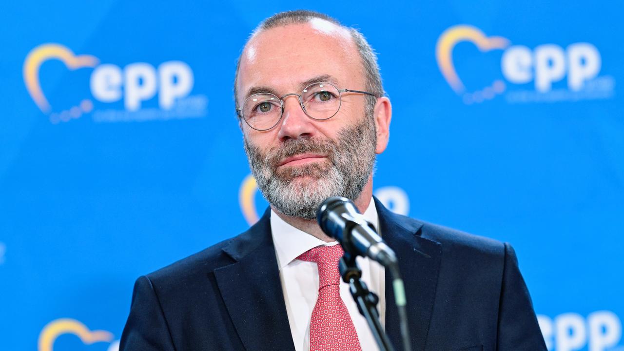 Manfred Weber steht vor einem Mikrofon. Hinter ihm eine blaue Wand mit dem Logo der EVP-Fraktion. Manfred Weber steht vor einem Mikrofon. Hinter ihm eine blaue Wand mit dem Logo der EVP-Fraktion.