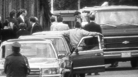 11. Juni 1985: Die vier in den USA verurteilten Ost-Spionen verlassen einen amerikanischen Bus. 