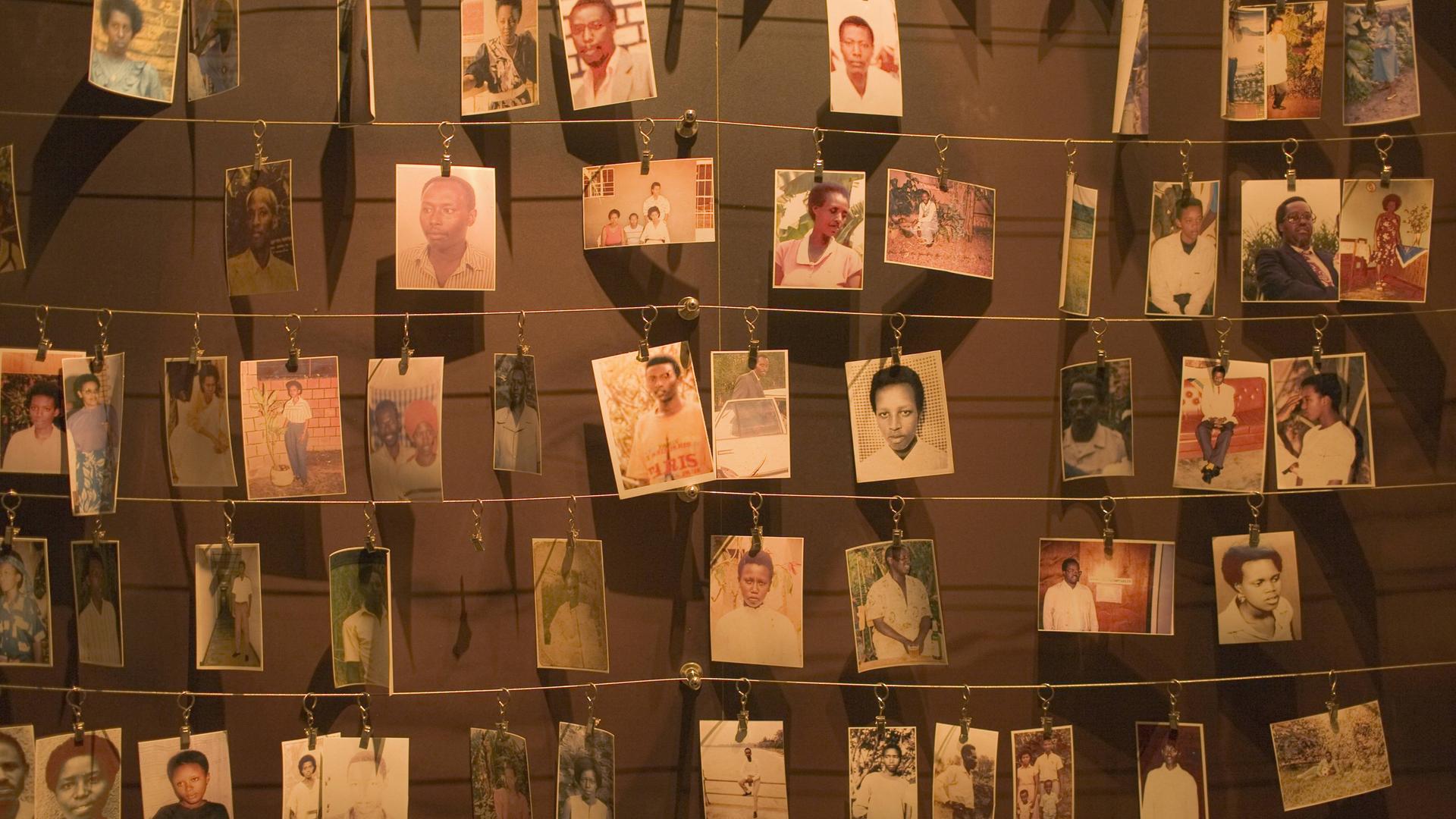 Fotos von Opfern des Völkermords im National Genocide Museum in Kigali, Ruanda. Sie sind mit Klammern an Leinen befestigt.