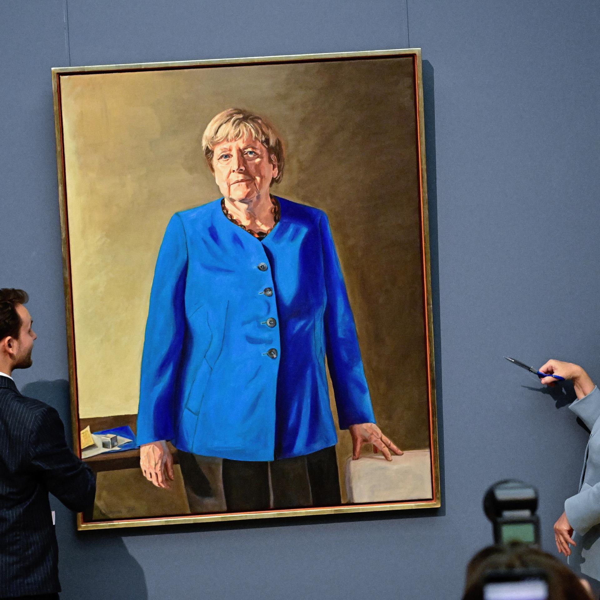 Alt-Bundeskanzlerin Angela Merkel enthüllt ihr Porträt für die Ahnengalerie im Bundeskanzleramt.